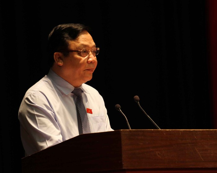 Phó Chủ tịch Quốc hội Huỳnh Ngọc Sơn phát biểu tại buổi tiếp xúc cử tri. Ảnh Thùy Linh