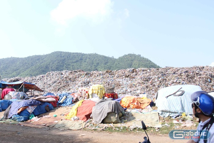 Bãi rác Khánh Sơn hiện cao gần bằng...núi. Ảnh Thùy Linh