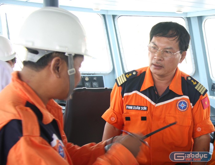 Thuyền trưởng Phan Xuân Sơn (bên phải) trên tàu SAR 412 trong một lần đi cứu nạn. Ảnh Thùy Linh