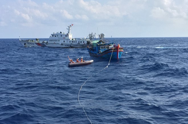 Thủy thủ tàu SAR 412 chụp lại hình ảnh khi tàu SAR 412 cứu 11 ngư dân trên tàu cá KH 96977 TS bị tàu Trung Quốc ngăn cản. Ảnh Trung tâm II