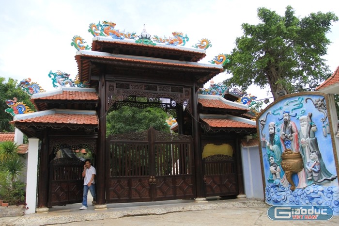 Cổng chính vào biệt phủ của đại gia vàng Ngô Văn Quang. Ảnh Thùy Linh