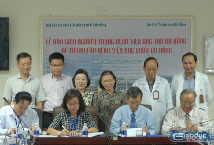 Nguyên giám đốc Bệnh viện Ung thư Đà Nẵng Trịnh Lương Trân (hàng thứ nhất, ngoài cùng bên phải) bị đề nghị xử lý hình sự sau khi tự ý chuyển trả lại số tiền tài trợ hơn 37 tỷ đồng cho ngân hàng. Ảnh Thùy Linh