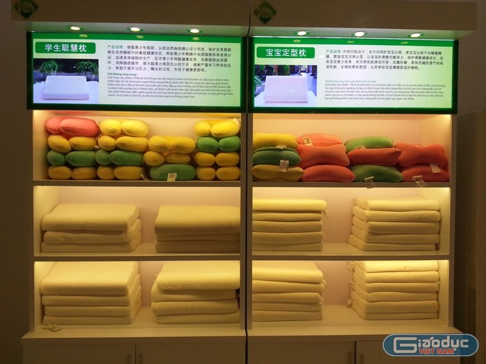Bên trong showroom H.A Cao su thiên nhiên trưng bày các sản phẩm làm bằng cao su, phụ đề giải thích bằng tiếng Trung Quốc. Ảnh Thùy Linh