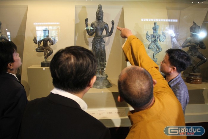 Hơn 500 cổ vật Phật giáo, trong đó có hiện vật được đánh giá ngang tầm bảo vật quốc gia được trưng bày tại Bảo tàng văn hóa Phật giáo; trong đó có 200 cổ vật được giám định mang nhiều nét văn hóa điêu khắc khác lạ. Đặc biệt, bảo tàng còn quy tụ nhiều cổ vật được người dân hiến tặng.
