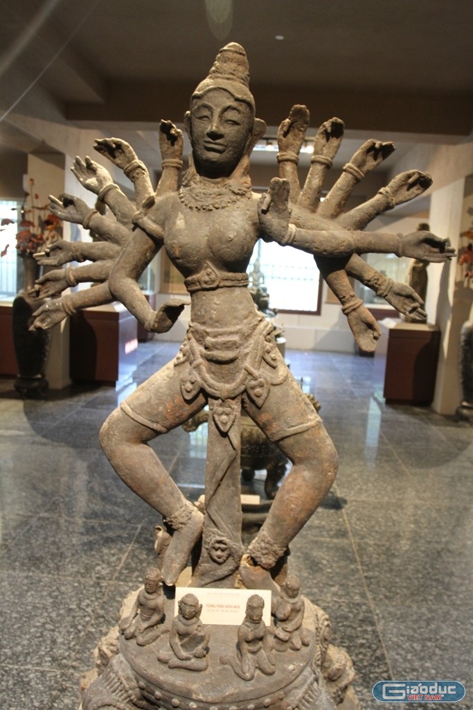 Bức tượng mang phong cách Chămpa độc đáo, được làm bằng chất liệu sắt.