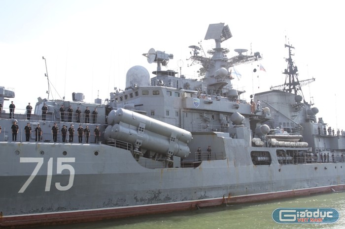 Theo lịch trình, dự kiến 10h ngày 6/1 đội tàu Hải quân Liên bang Nga sẽ cập cảng Tiên Sa, tuy nhiên, do một số nguyên nhân khách quan, đến 13h15 cùng ngày, đội tàu Hải quân Liên bang Nga mới cập cảng Tiên Sa.