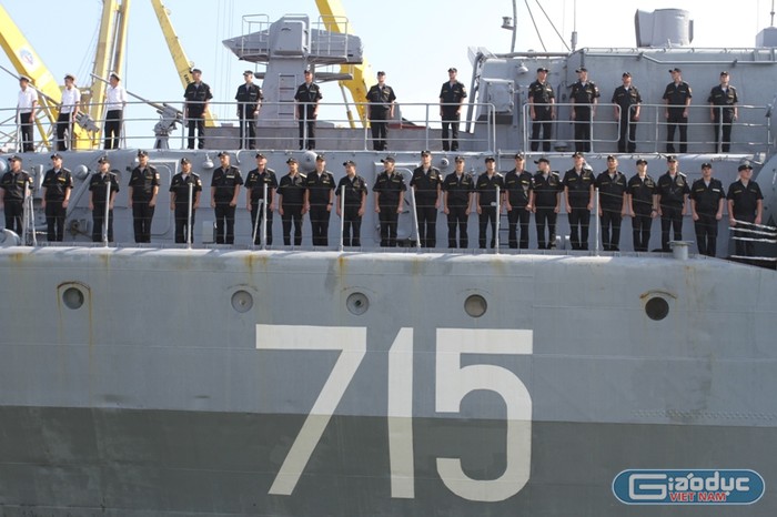 Sỹ quan và thủy thủ trên tàu khu trục Bystry. Tàu này có tải trọng lên đến 7.940 tấn, dài 156 m, rộng 17,3 m, vận tốc 32,7 hải lý/h (tương đương 62 km/h).