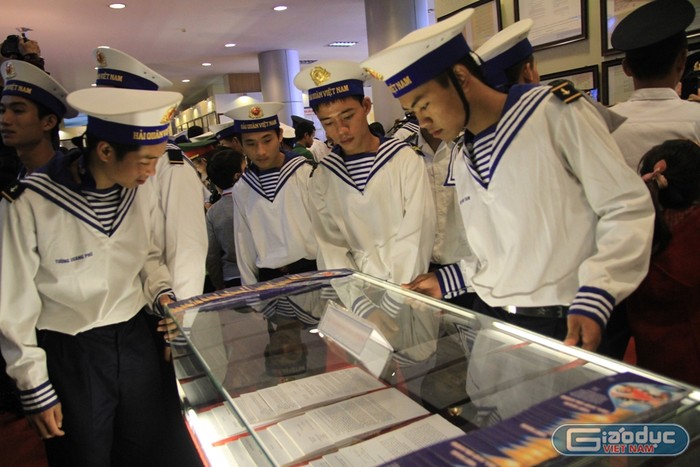 Những người lính trẻ tìm hiểu về chủ quyền Hoàng Sa - Trường Sa tại một cuộc triển lãm. Ảnh: Thùy Linh