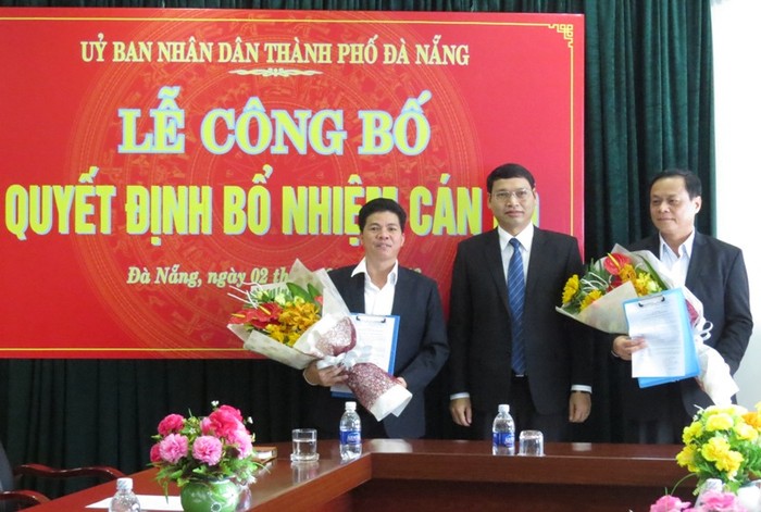 Ông Võ Ngọc Đồng (ngoài cùng bên phải) được điều động giữ chức GĐ Sở Nội vụ kiêm Chủ tịch UBND huyện Hoàng Sa. Ảnh Phú Nguyện