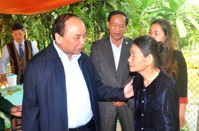 Phó Thủ tướng Nguyễn Xuân Phúc thăm hỏi sức khỏe, động viên người dân huyện Nam Trà My.
