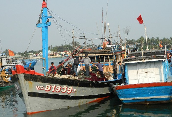 Tàu QNa 91939 TS cập cảng Kỳ Hà vào sáng ngày 8/3.