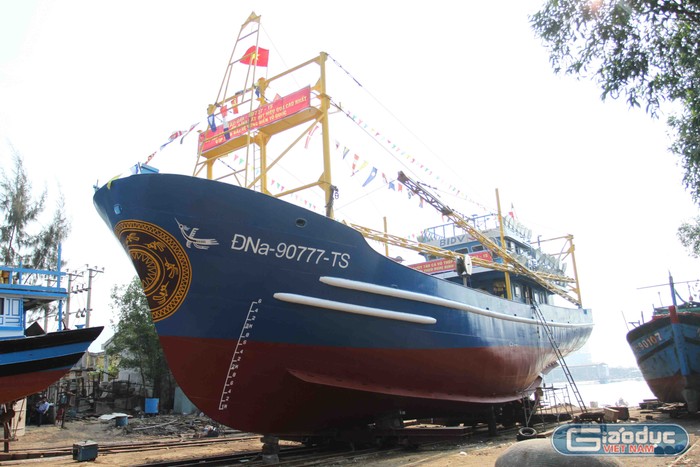 Ngày 10/3, tàu vỏ thép mang hiệu số ĐNa 90777 TS chính thức hạ thủy thành công trong niềm vui của nhiều ngư dân Đà Nẵng...
