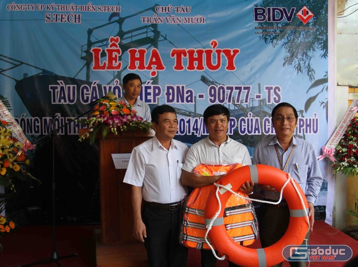 Tại lễ hạ thủy, ngành chức năng ở Đà Nẵng đã tặng áo phao, phao cứu sinh cho tàu ĐNa 90777 TS.