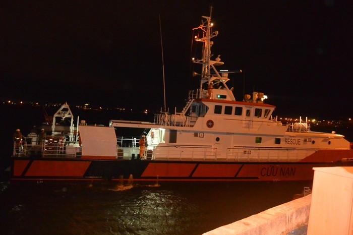 Tàu SAR 412 cập cảng đưa ngư dân bị nạn vào bờ an toàn vào sáng 11/3. Ảnh Trung tâm II