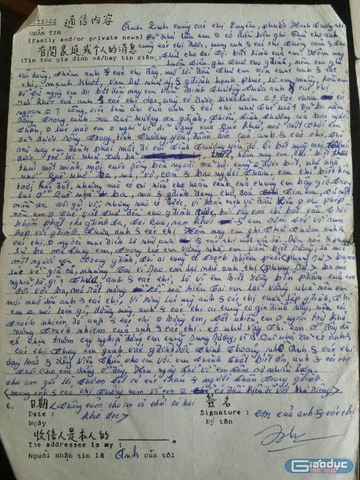 Tờ giấy nhắn tin chi chít chữ mà cựu binh Trần Thiên Phụng được gửi về nhà từ trại tù binh. Ảnh: Trị Quảng