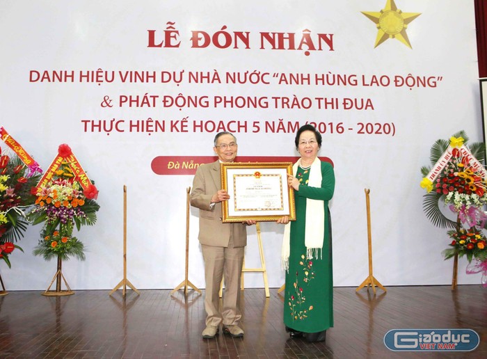 Phó Chủ tịch Nước Nguyễn Thị Doan trao danh hiệu Anh hùng Lao động thời kỳ đổi mới cho Nhà giáo ưu tú Lê Công Cơ. Ảnh: Thùy Linh