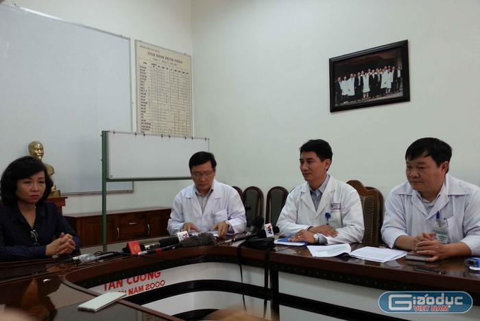 Giám đốc Sở Y tế và lãnh đạo Bệnh viện Đa khoa Đà Nẵng trả lời báo chí vào sáng 18/3.