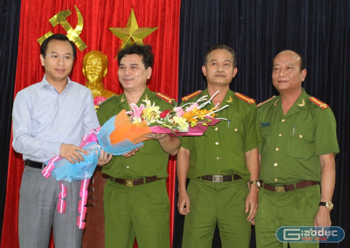 Bí thư Nguyễn Xuân Anh tặng hoa chúc mừng Công an quận Ngũ Hành Sơn vào sáng 21/3. Ảnh: Thùy Linh