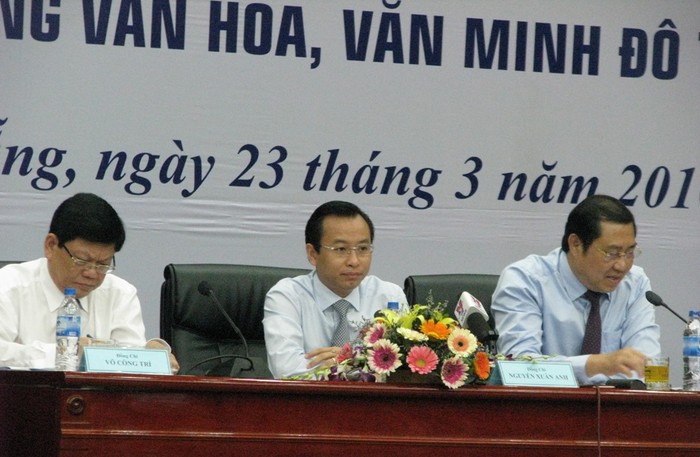 Lãnh đạo thành phố Đà Nẵng trong buổi đối thoại với thanh niên ngày 23/3.