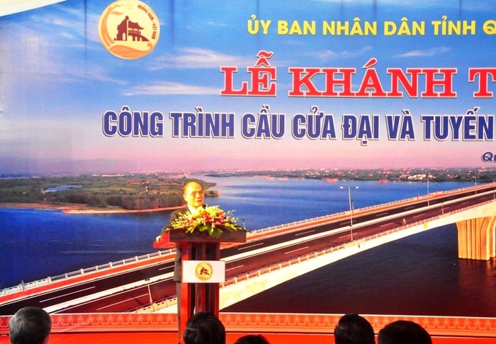 Chủ tịch Quốc hội Nguyễn Sinh Hùng dự và phát biểu tại lễ khánh thành cầu Cửa Đại và tuyến đường ven biển ở Quảng Nam. Ảnh T.L