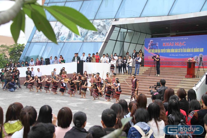 Sáng 29/3, nhân kỷ niệm 41 năm ngày giải phóng thành phố Đà Nẵng (29/3/1975 - 29/3/2016), Bảo tàng Đà Nẵng đã tổ chức chương trình giới thiệu văn hóa truyền thống của đồng bào Cơ tu ở Đà Nẵng và Quảng Nam đến với du khách và người dân thành phố.