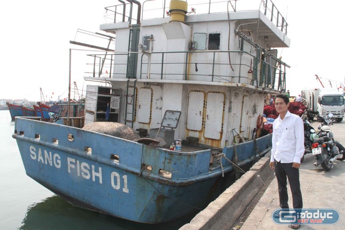 Ngư dân trẻ Lê Văn Sang bên tàu cá vỏ thép Sang Fish 01. Ảnh: Hoàng Tuấn