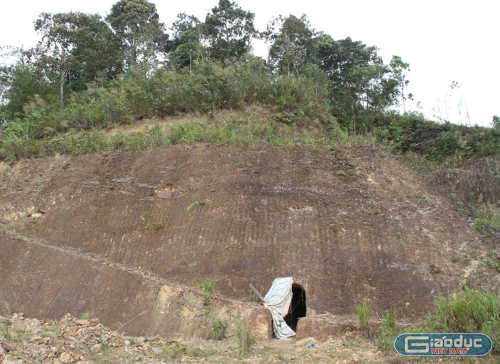 Ông Bh&apos;riu Liếc cho biết việc đào hầm diễn ra từ năm 2009 cho đến năm 2014, mỗi năm đào một ít, đào trên thửa đất của gia đình (đã có bìa đỏ). Ảnh Hoàng Tuấn