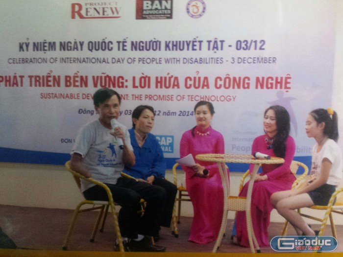 Ông Thí giao lưu trò chuyện về bom mìn tại Quảng Trị năm 2014. Ảnh tư liệu