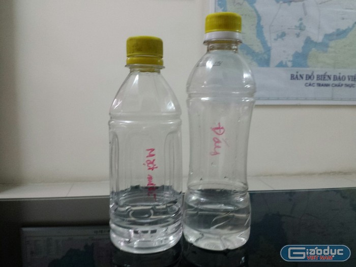 Mẫu nước biển nhiễm bẩn được Chi cục Thủy Sản tỉnh Thừa Thiên - Huế đưa đi xét nghiệm tìm hiểu nguyên nhân. Ảnh: B.S