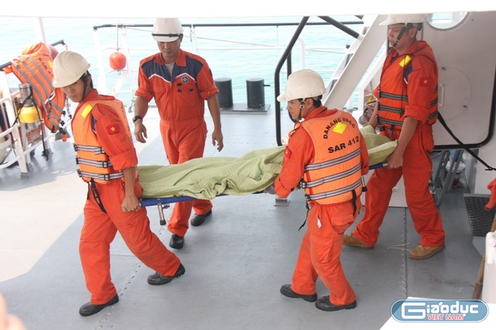 Các thuyền viên tàu SAR 412 trong một lần đưa thi thể ngư dân bị nạn vào bờ. Ảnh: Hoàng Tuấn