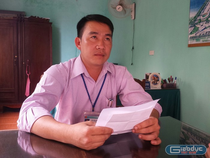 Ông Lê Công Minh – Chủ tịch UBND xã Lộc Vĩnh làm việc với phóng viên về việc cá biển chết hàng loạt tại địa phương. Ảnh: B.S