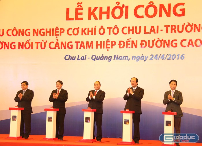 Thủ tướng Nguyễn Xuân Phúc cùng các đại biểu tại lễ khởi công Khu công nghiệp cơ khí ôtô Chu Lai – Trường Hải mở rộng và 2 tuyến đường nối từ cảng Tam Hiệp đến đường cao tốc và khu công nghiệp. Ảnh: Hoàng Tuấn