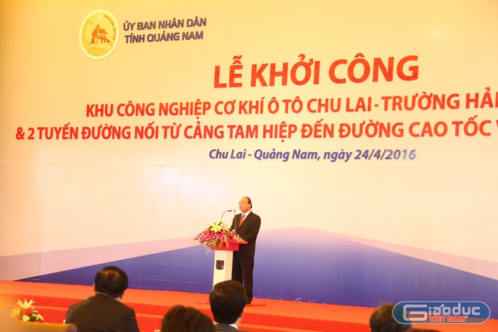 Thủ tướng Nguyễn Xuân Phúc phát biểu tại lễ khởi công Khu công nghiệp cơ khí ôtô Chu Lai – Trường Hải mở rộng và 2 tuyến đường nối từ cảng Tam Hiệp đến đường cao tốc và khu công nghiệp. Ảnh: Hoàng Tuấn