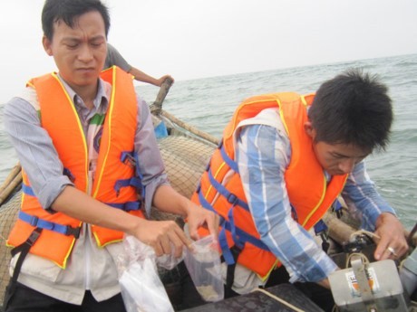 Cơ quan chức năng khảo sát, lấy mẫu khu vực biển xã Quảng Công ngày 21/4. Ảnh: Sở Tài nguyên và Môi trường tỉnh Thừa Thiên - Huế.