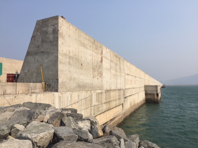 Đê chắn sóng cảng Sơn Dương của Formosa, nơi đội thợ lặn Nibelc làm việc lâu nay. (Ảnh Duy Tuấn)