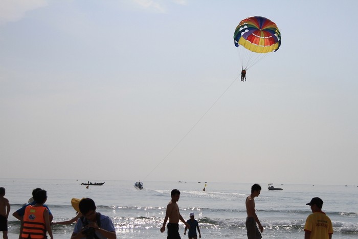 Biển Đà Nẵng vẫn an toàn, đảm bảo cho người dân và du khách vui chơi, tắm biển và các hoạt động thể thao dưới nước...Ảnh: Hoàng Tuấn
