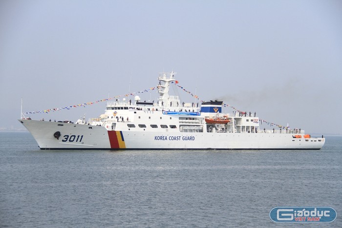 Tàu huấn luyện Badaro của lực lượng bảo vệ bờ biển Hàn Quốc trên vịnh Đà Nẵng.