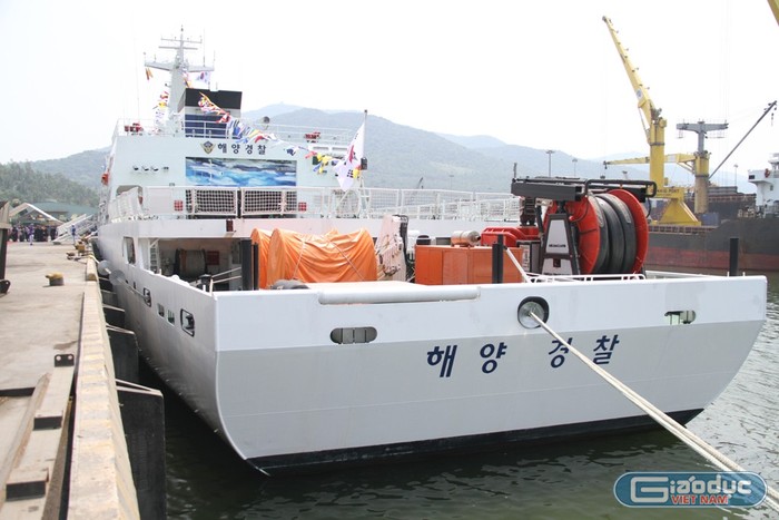 Phía sau tàu huấn luyện Badaro của lực lượng bảo vệ bờ biển Hàn Quốc