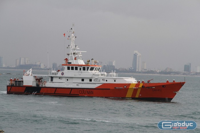 16h20, tàu SAR 412 của Trung tâm II mang theo 34 ngư dân đã về tới vùng biển Đà Nẵng....