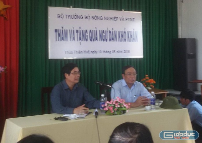 Trong ngày 10/5, Bộ trưởng Bộ NN&amp;PTNT Cao Đức Phát cũng đã tặng quà cho các hộ gia đình ở thị trấn Thuận An bị thiệt hại nặng do ảnh hưởng hiện tượng cá chết thời gian qua. Ảnh B.S