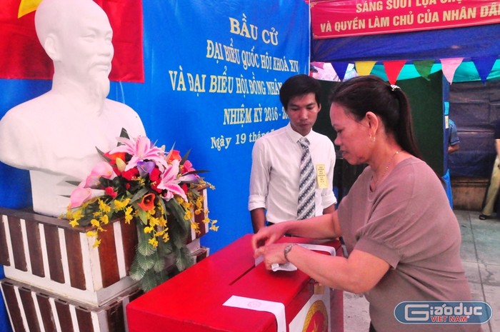 Người dân trên đảo Cù Lao Chàm đi bầu cử sớm vào ngày 19/5. Ảnh: Hoàng Tuấn