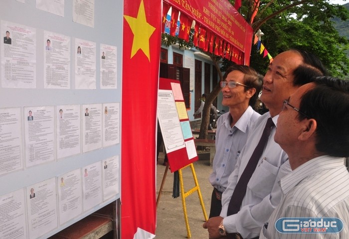 Ông Đinh Văn Thu, Chủ tịch UBND tỉnh Quảng Nam, Chủ tịch Ủy ban Bầu cử tỉnh Quảng Nam (người ở giữa) cũng có mặt tại điểm bầu cử trên xã đảo Tân Hiệp, Cù Lao Chàm