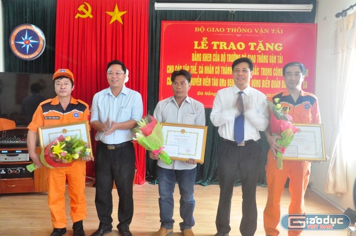 Thứ trưởng Bộ GTVT Nguyễn Ngọc Đông trao bằng khen của Bộ trưởng Bộ GTVT Trương Quang Nghĩa đến các đơn vị và chủ tàu cá QNa 94998 TS. Ảnh: Hoàng Tuấn