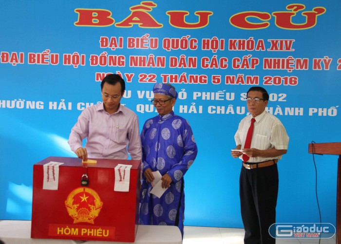 Bí thư Nguyễn Xuân Anh bỏ lá phiếu đầu tiên bầu đại biểu Quốc hội khóa XIV và đại biểu HĐND các cấp nhiệm kỳ 2016-2021. Ảnh: Hoàng Tuấn