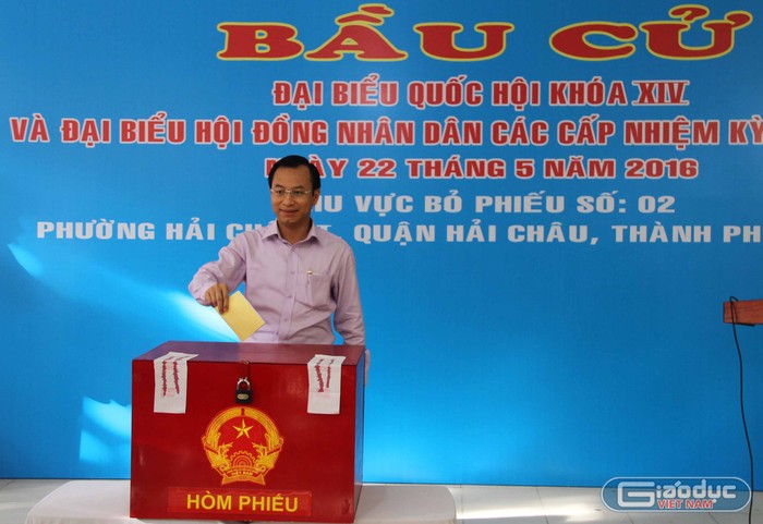 Bí thư Thành ủy Đà Nẵng Nguyễn Xuân Anh bỏ phiếu bầu cử vào sáng 22/5. Ảnh: Hoàng Tuấn