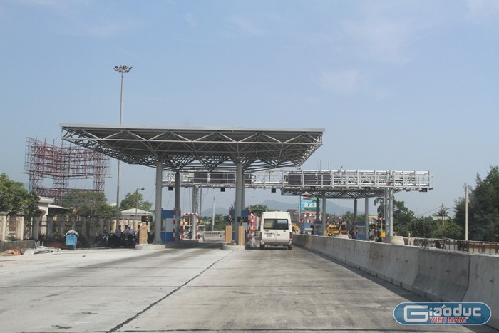 Trạm thu phí BOT hầm đường bộ Phú Gia - Phước Tượng đang nhanh chóng được hoàn thiện, sắp đi vào hoạt động. Ảnh: Hoàng Tuấn