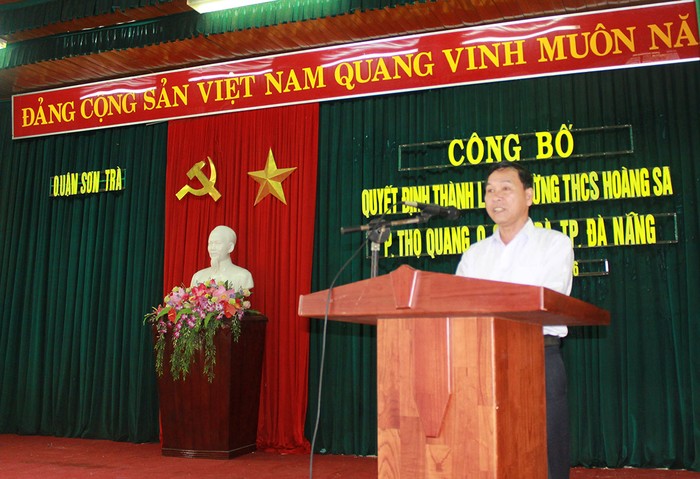 Ông Nguyễn Đắc Xứng, Phó chủ tịch UBND quận Sơn Trà công bó quyết định thành lập trường THCS Hoàng Sa. Ảnh: Kim Dung (UBND quận Sơn Trà)