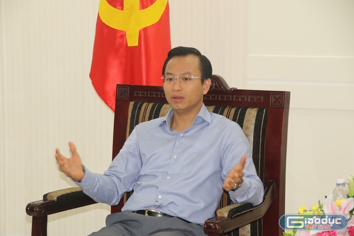 Bí thư Nguyễn Xuân Anh tại buổi trao thưởng 30 triệu đồng cho lực lượng Công an Đà Nẵng. Ảnh: Hoàng Tuấn