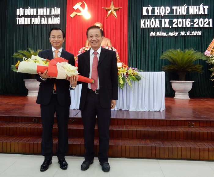 Ông Trần Thọ tặng hoa chúc mừng Bí thư Nguyễn Xuân Anh giữ chức vụ Chủ tịch HĐND TP Đà Nẵng. Ảnh: Hoàng Tuấn