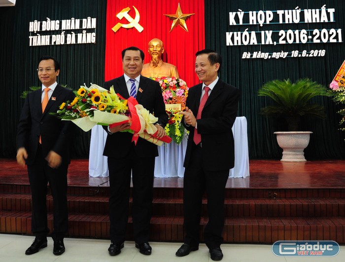 Bí thư Nguyễn Xuân Anh và ông Trần Thọ chúc mừng ông Huỳnh Đức Thơ (ở giữa) tái đắc cử Chủ tịch UBND TP Đà Nẵng. Ảnh: Hoàng Tuấn